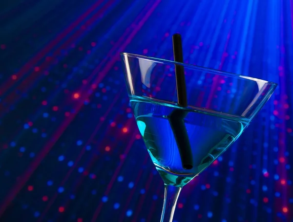 Detail of blue cocktail drink in a disco with space for text — Stock Photo, Image