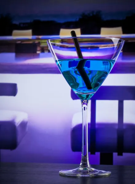 Blue cocktail drink on a lounge bar table with space for text — Stock Photo, Image