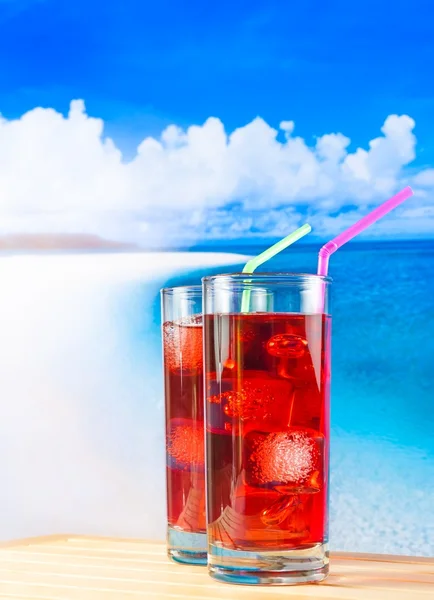 2 つのメガネと赤いカクテルのぼかしビーチ — ストック写真