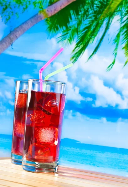 Okulary czerwony koktajl z plama plaża i palmy — Zdjęcie stockowe
