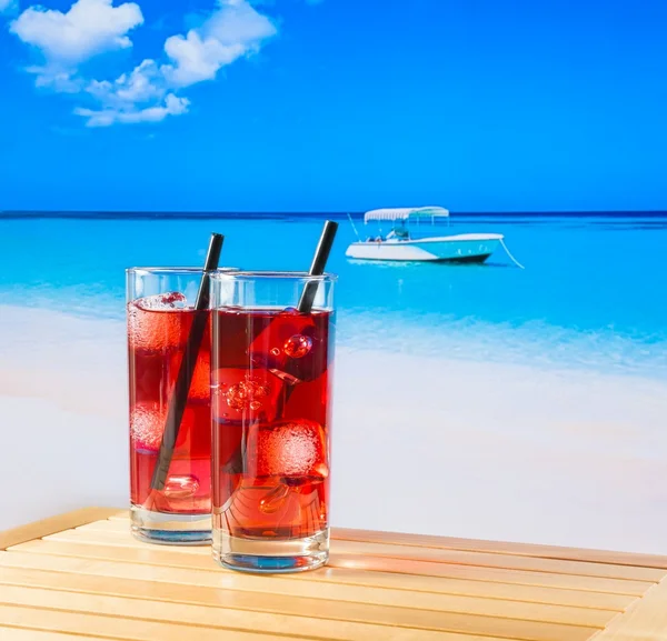Twee glazen van rode cocktail met stro en ruimte voor tekst — Stockfoto