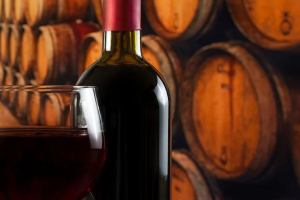 Glas wijn in de buurt van fles op oude wijnkelder achtergrond met ruimte voor tekst — Stockfoto