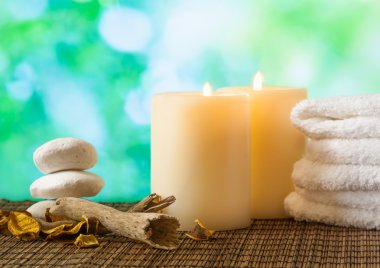 Spa Masaj sınır arka plan ile yığılmış havlu, mumlar ve kokulu yaprakları