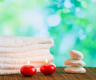 Spa Masaj sınır arka plan yığılmış havlu, kırmızı mum ile stone