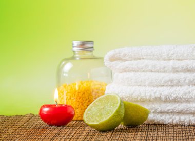 Spa masszázs határon háttér törülközőt rakott, piros gyertyát, lime