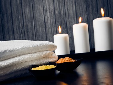 Spa Masaj kenarlık ve arka plan havlu stacked.candles deniz tuzu