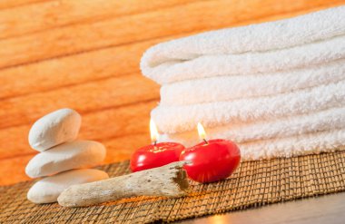 Spa Masaj sınır arka plan havlu taş yığılmış ve kırmızı mum