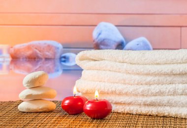 Spa Masaj sınır ile yığılmış, havlu kırmızı mumlar stone yakınındaki