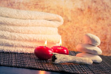 Spa Masaj sınır arka plan havlu taş yığılmış ve kırmızı mum