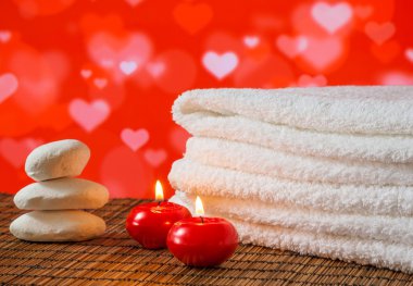 Spa Masaj sınır yığılmış havlu, kırmızı mum ile stone Sevgililer günü için