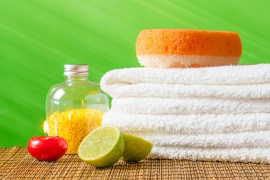 Spa masszázs határon háttér törülközőt rakott, piros gyertyát, lime