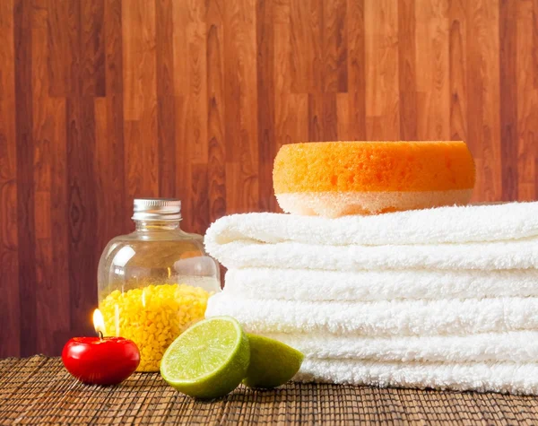 Spa massage bordure fond avec serviette empilée bougie rouge et citron vert — Photo