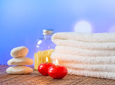 Spa Masaj sınır arka plan yığılmış havlu, kırmızı mum ile stone
