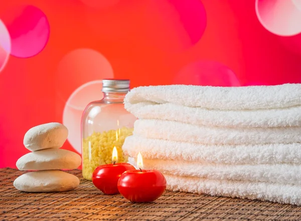 Frontera de masaje spa con toalla apilada, velas rojas y piedra para el día de San Valentín —  Fotos de Stock