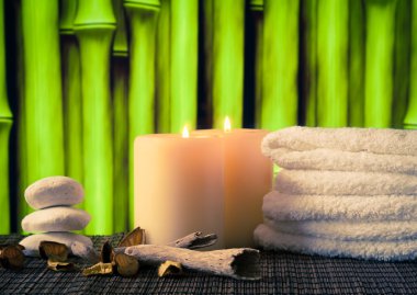 Spa Masaj sınır arka plan ile yığılmış havlu, mumlar ve taş