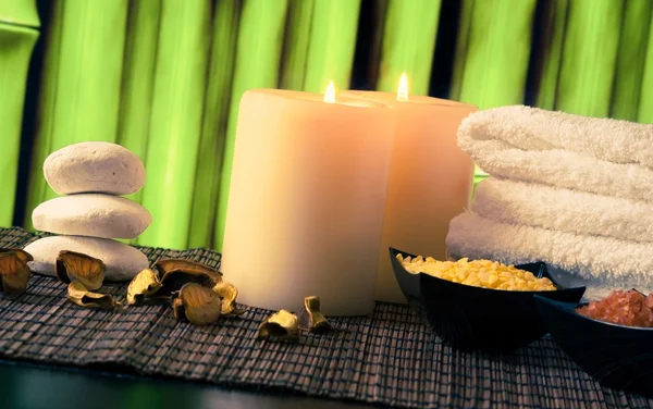 Spa masáž hranice pozadí s ručníky skládané, svíčky a mořskou solí — Stock fotografie