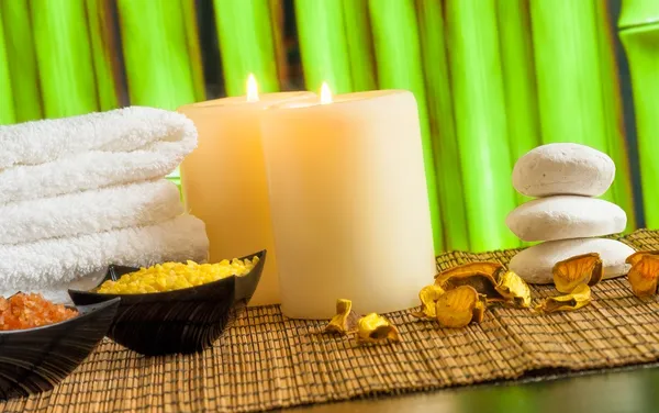 Spa massage bordure fond avec serviette empilée, bougies et sel de mer — Photo