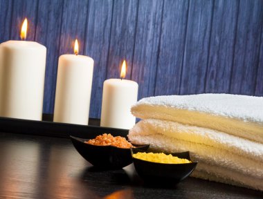 Spa Masaj kenarlık ve arka plan havlu stacked.candles deniz tuzu