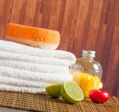 yığılmış havlu kırmızı mum ve kireç ile Spa Masaj sınır arka plan