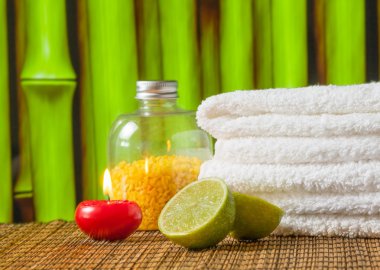 yığılmış havlu kırmızı mum ve kireç ile Spa Masaj sınır arka plan