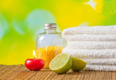 Spa masszázs határon háttér törülközőt rakott, piros gyertyát, lime