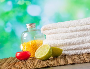Spa masszázs határon háttér törülközőt rakott, piros gyertyát, lime