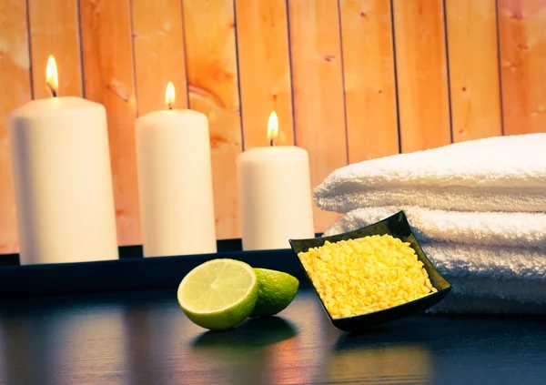 Fondo de borde de masaje spa con velas apiladas toalla y sal marina —  Fotos de Stock