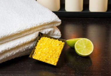 Spa Masaj yığılmış havlu beyaz mumlar deniz tuzu ve limon ile