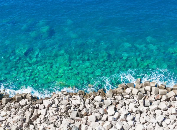 Góry widok Krystaliczna woda na kamienistej plaży — Zdjęcie stockowe