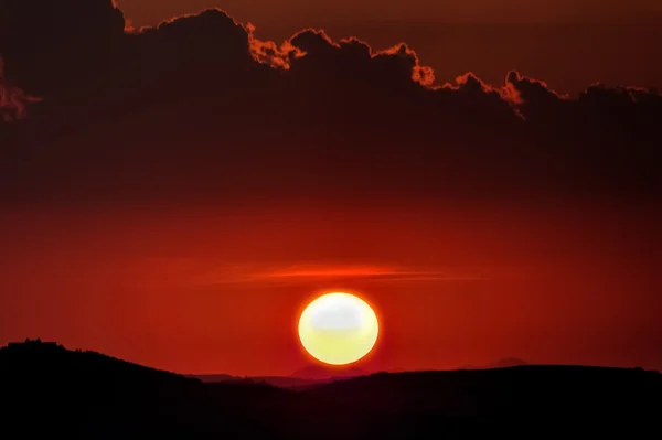 Pôr do sol vermelho com sol e silhueta — Fotografia de Stock