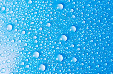 Seçili arka plan focus mavi su damlaları