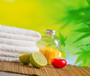 Spa masszázs határon háttér törülközőt rakott, piros gyertyát, lime