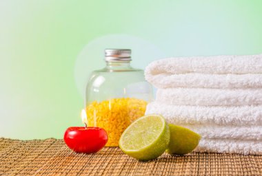 Spa masszázs határon háttér törülközőt rakott, piros gyertyát, lime