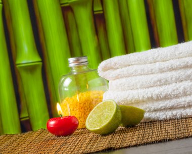 yığılmış havlu kırmızı mum ve kireç ile Spa Masaj sınır arka plan