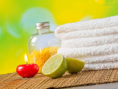 Spa masszázs határon háttér törülközőt rakott, piros gyertyát, lime