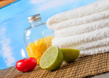 yığılmış havlu, kırmızı mum ve kireç yakın Yüzme Havuzu ile Spa Masaj sınır arka plan