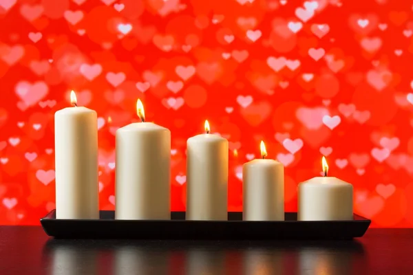 Velas blancas sobre tabla de madera concepto de día de San Valentín —  Fotos de Stock