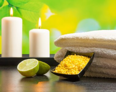 yığılmış havlu deniz tuzu mumlar ve kireç ile Spa Masaj sınır arka plan