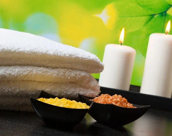 Spa massage gränsen bakgrunden med handduk stacked.candles och havet salt — Stockfoto