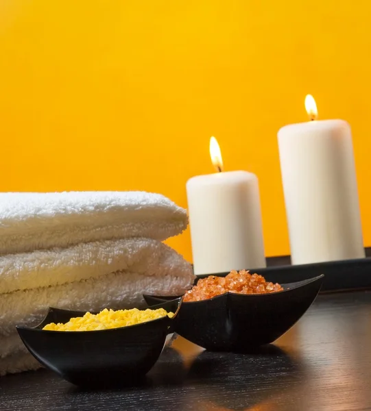 Spa massage gränsen bakgrunden med handduk stacked.candles och havet salt — Stockfoto