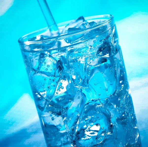 Cocktail bleu dans le verre avec glace — Photo