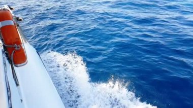 Mavi deniz dalgası hareketinin üst görüntüsü, turist seyahat tatili konsepti.