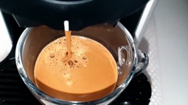 Kahve makinesi cappuccino espresso yapıyor.