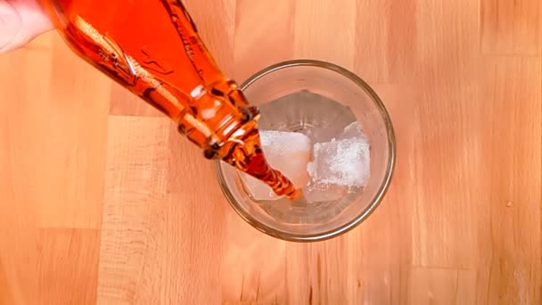 Barman giet rode spritz aperitief aperol cocktail en ijs — Stockvideo