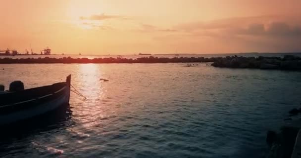 日没時に砂金の海と熱帯のカリブ海、ゆっくりとした海の動きと空のカラフルな、水平線のボートと休日, — ストック動画