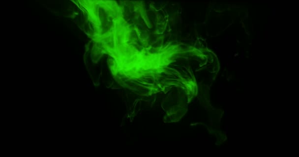 Fumée blanche abstraite flottant lentement dans l'espace sur — Video