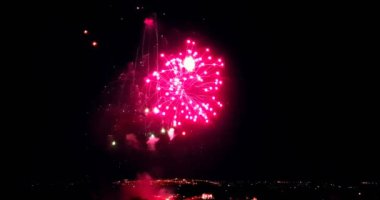 Çok renkli, soyut, göz kırpan, ışıldayan, havai fişek kutlayan, siyah arka planda ışıklar, neşeli, mutlu yıllar.