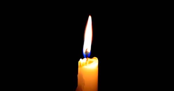 Primer plano de quemadura de vela con resplandor llama fuego brillo sobre fondo negro, con espacio de copia para el texto, vacaciones — Vídeo de stock