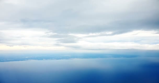 Vlucht over witte wolken onder blauwe lucht — Stockvideo