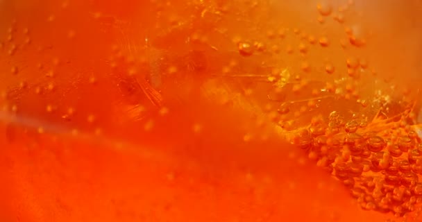 Скритц аперитив аперитив коктейльні окуляри з апельсиновими скибочками та льодом — стокове відео